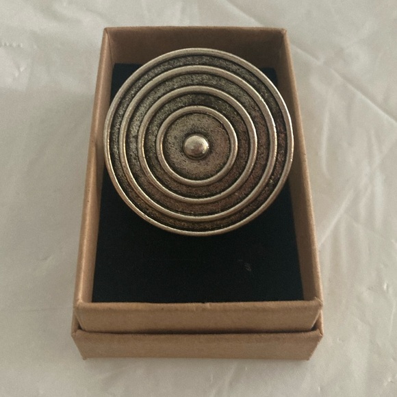 Large Round Silver Ring - NEW - Picture 4 of 5